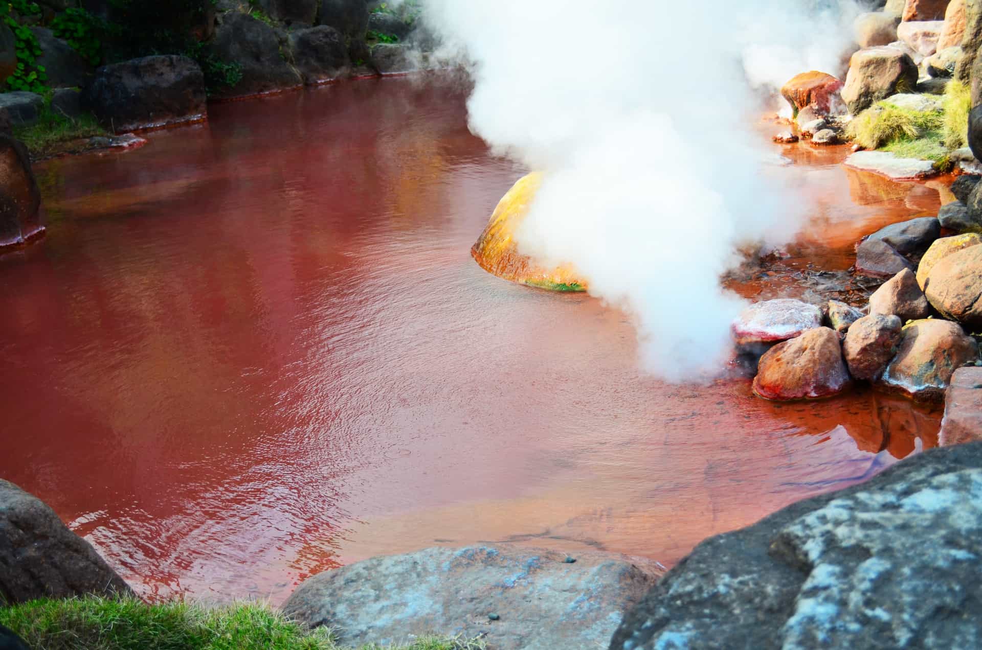 Slide 26 de 28: O último dos infernos de Beppu se chama Chinoike Jigoku.