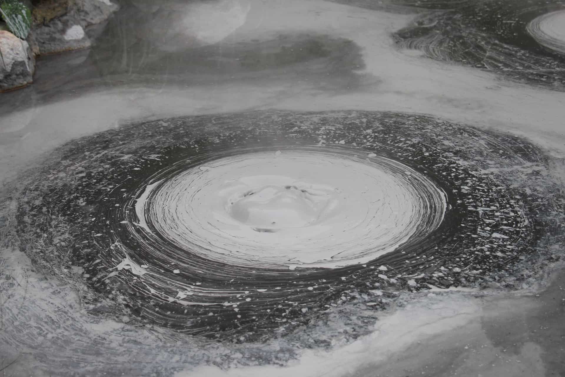 Slide 15 de 28: A explicação para esse nome é que as bolhas formadas pela lama de cor cinza, lembram cabeças de monges budistas.