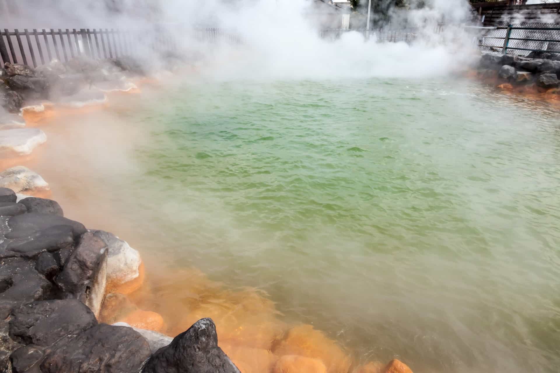 Slide 20 de 28: Oniyama Jigoku é um dos infernos de Beppu e significa: "i n f e r n o  do monstro da montanha".