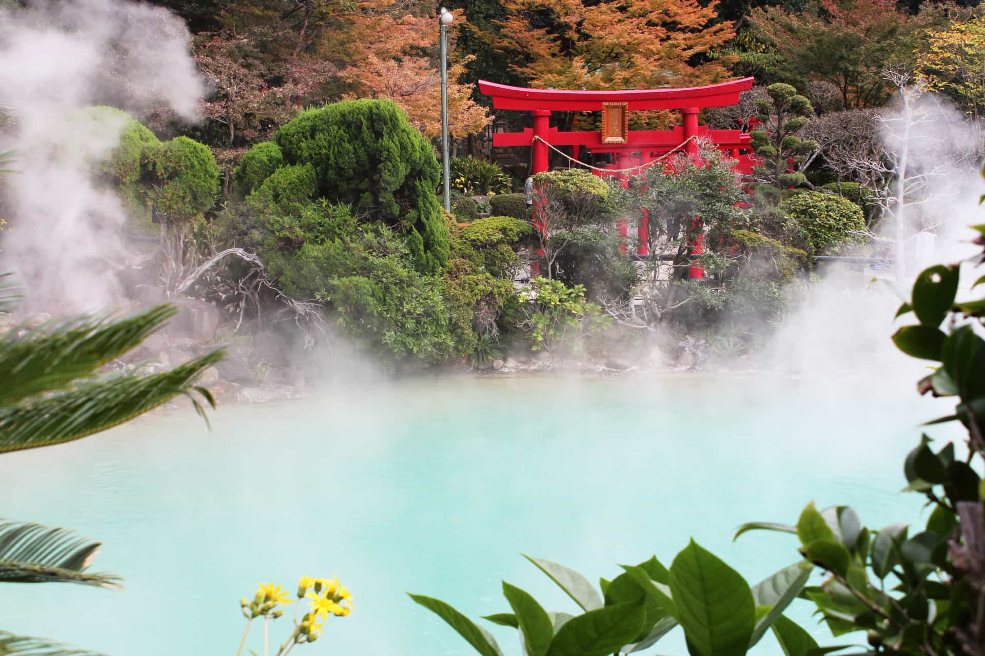 Slide 7 de 28: Acontece que Beppu é a cidade com o maior número de águas termais do Japão. Também é a segunda maior concentração de águas termais do mundo, ficando atrás apenas do Parque Nacional de Yellowstone nos Estados Unidos.