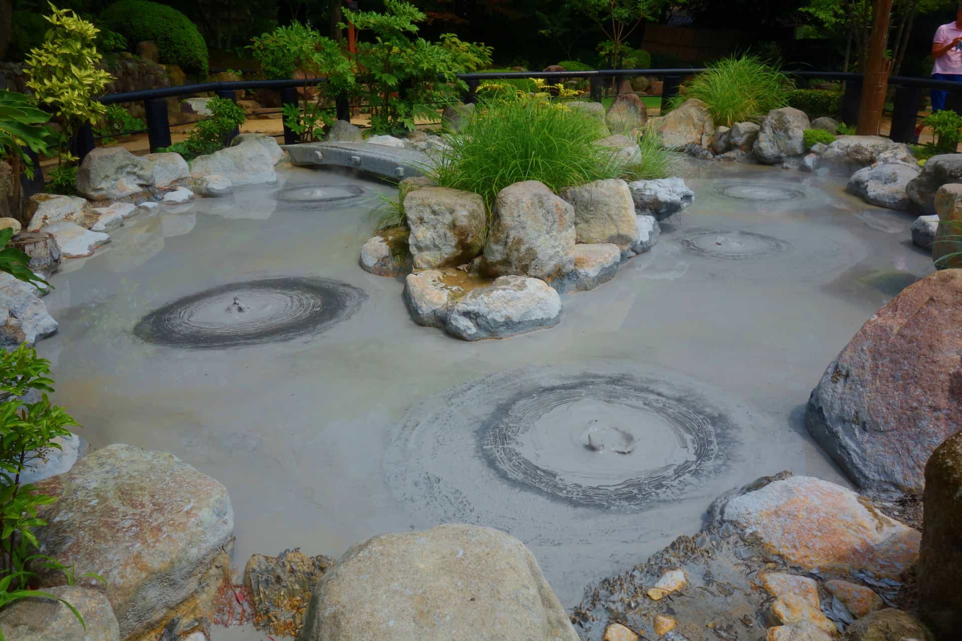 Slide 14 de 28: O segundo dos infernos de Beppu se chama Oniishibozu Jigoku, que significa “i n f e r n o da cabeça raspada”.