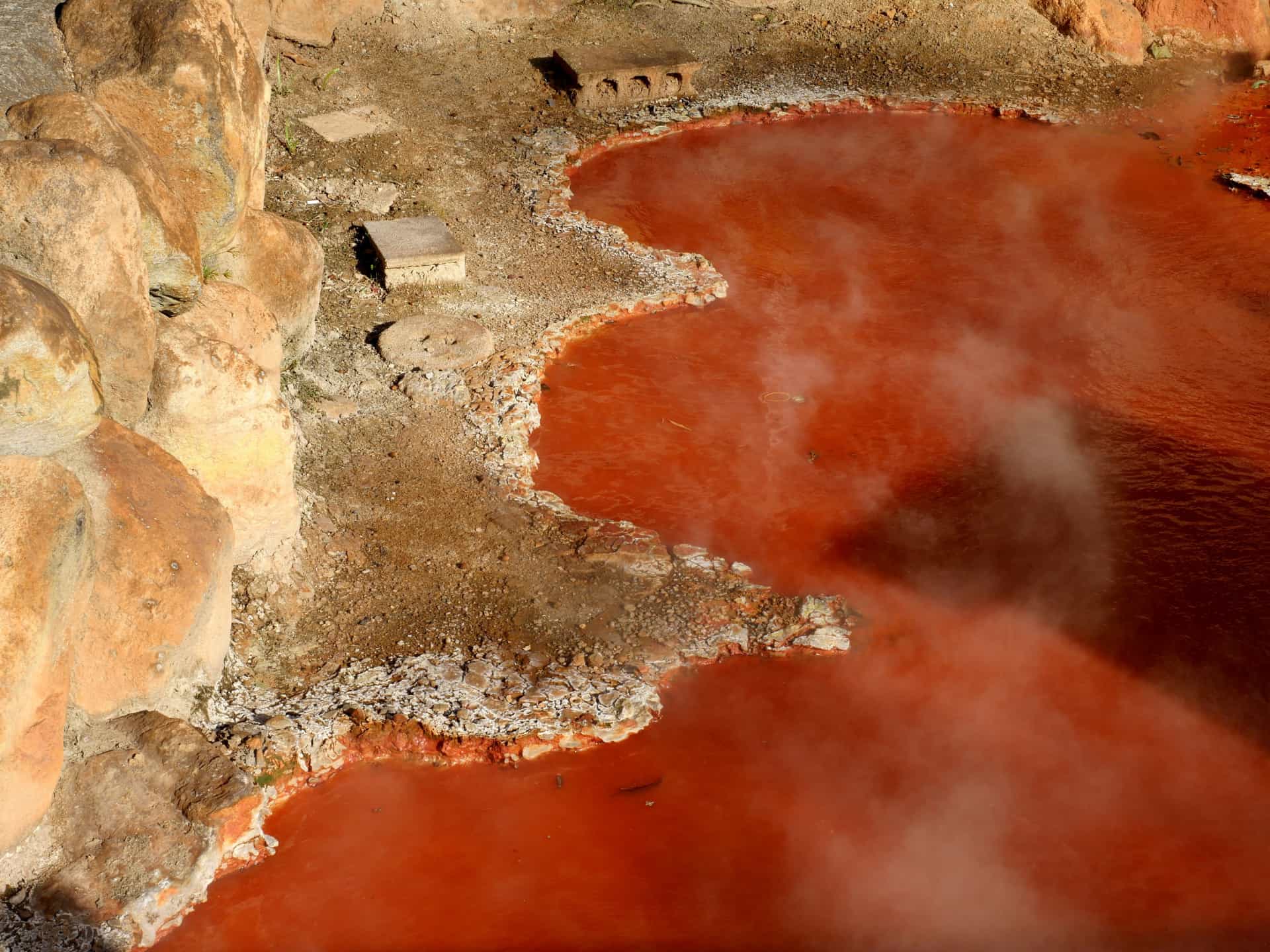 Slide 27 de 28: É considerado o mais antigo dos infernos de Beppu e também conhecido como lagoa de sangue em função da cor avermelhada de suas águas.