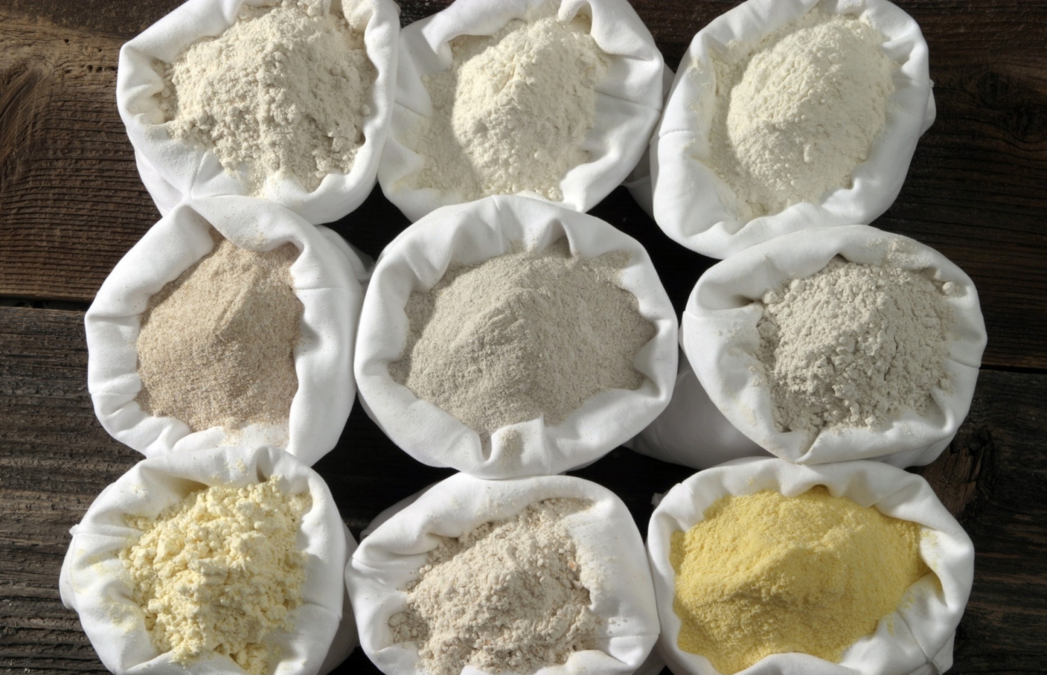 Slide 11 de 16: A farinha, em geral, pode ser consumida até seis meses depois de sua data de validade. Para uma ótima conservação, guarde-a em recipientes hermeticamente fechados.