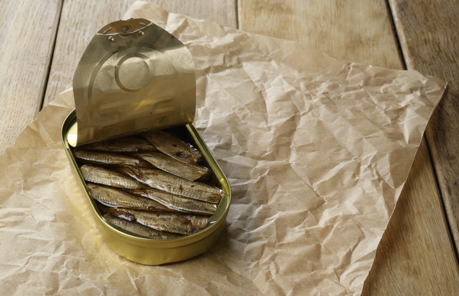 Slide 10 de 16: Grãos de bico, atum, ervilhas, milho ou outro tipo de produto que compramos enlatado, pode ser consumido até 1 ano depois de sua data de validade, conservados em lugar fresco.  As latas devem estar em perfeitas condições, não devem apresentar nem manchas de ferrugem, nem estufadas, nem amassadas, o que significa que entrou ar e provavelmente bactérias que oxidaram e estragara o alimento.