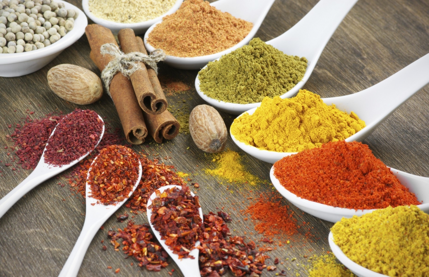 Slide 9 de 16: As especiarias, principalmente o curry e páprica podem ser consumidos até 6 meses depois de sua data de validade se tiverem sido comprados esterilizados e pasteurizados para acabar com os ácaros. Estes bichinhos microscópicos vivem nos alimentos secos e não são visíveis a olho nu, o único sinal de sua presença é a aparição de manchinhas nos alimentos. Neste caso, descarte o alimento imediatamente.