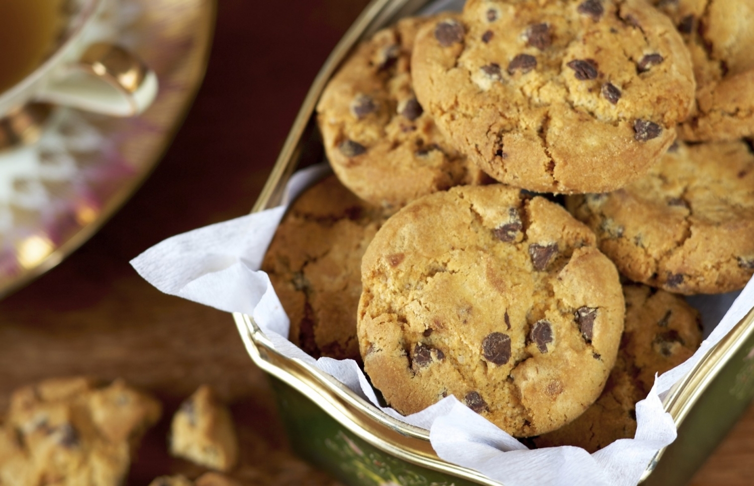 Slide 13 de 16: Os biscoitos também podem ser consumidos sem problemas depois da data de validade, sempre e quando forem conservados em sua sua embalagem hermeticamente lacrada. Para que um pacote de biscoitos se conserve o maior tempo possível sem ficarem moles, coloque, no recipiente que for guardá-los, uma folha de papel absorvente, para que ele absorva toda a umidade. Mas, se ainda assim, eles ficarem amolecidos, utilize-os para fazer um crumble.