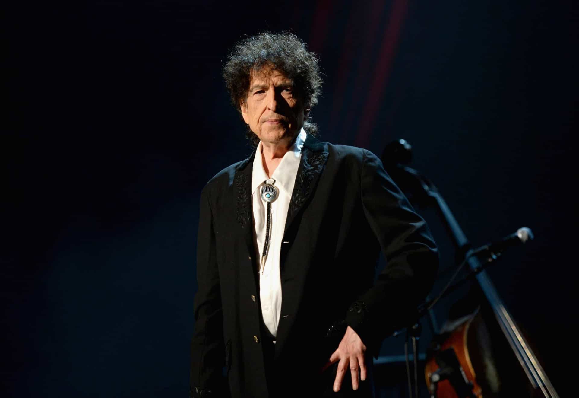 <p><a href="https://de.starsinsider.com/promis/365469/der-mann-hinter-dem-mythos-kaum-bekannte-fakten-ueber-bob-dylan" rel="noopener">Bob Dylan</a> wuchs in einem jüdischen Haushalt auf, doch in den späten 1970ern wurde er zum Christen.</p>