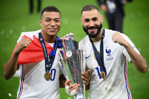 Kylian Mbappe y Karim Benzema con el título de la Nations League