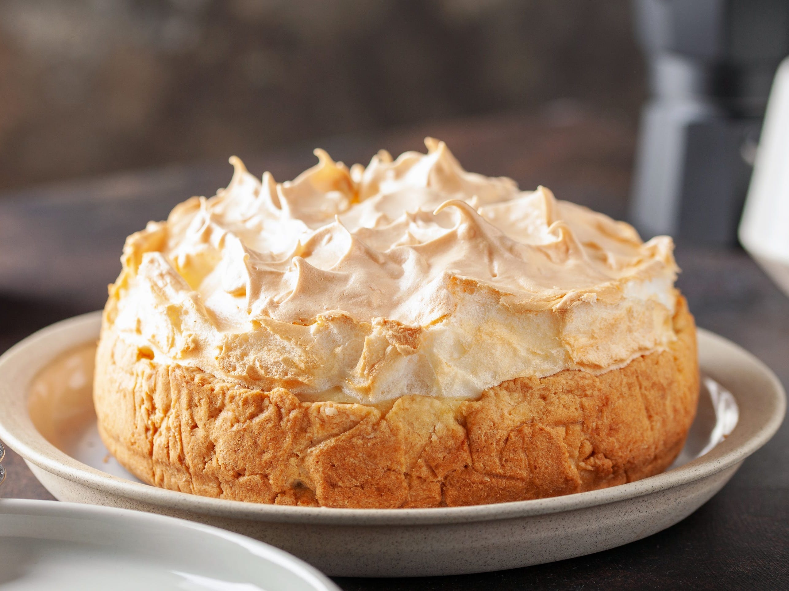 <p>The pie <a href="https://www.allrecipes.com/recipe/216797/flapper-pie/">consists of</a> a graham-cracker crust and vanilla custard, topped with a thick layer of meringue.</p><p><a href="https://thestarphoenix.com/life/bridges/kohlman-flapper-pie-a-forgotten-prairie-delicacy">According to The Star Phoenix</a>, the turnover dates back to the 1920s and was served in cafés in small Canadian Prairie towns. </p>