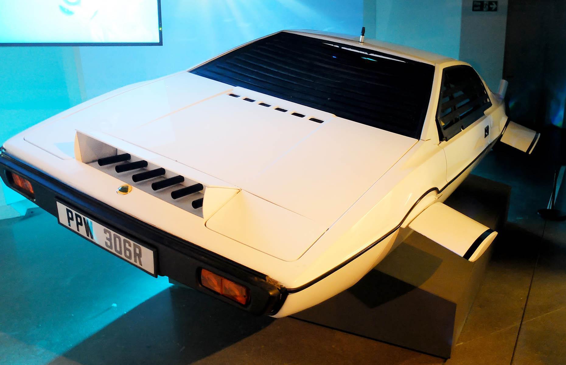 Tesla-Chef Elon Musk konnte es einfach nicht lassen und gab 2013 mehr als 616.000 britische Pfund (716.000 Euro) für dieses James-Bond-Auto aus. Der Lotus Esprit S1 von 1976 ist in einer einzigartigen U-Boot-Ausführung in „Der Spion, der mich liebte“ zu sehen. Die sogenannte „Wet Nellie“ wurde speziell für den 007-Film entworfen und kostete damals rund 100.000 US-Dollar.
