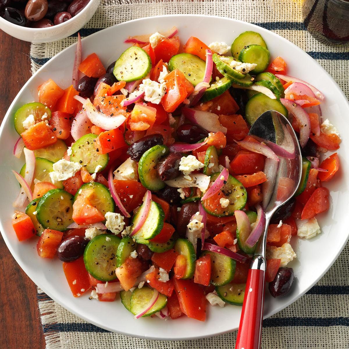 Салаты с оливками рецепты простые. Салат с оливками. Салат с оливками и овощами. Салат с маслинами. Овощной салат с оливками.