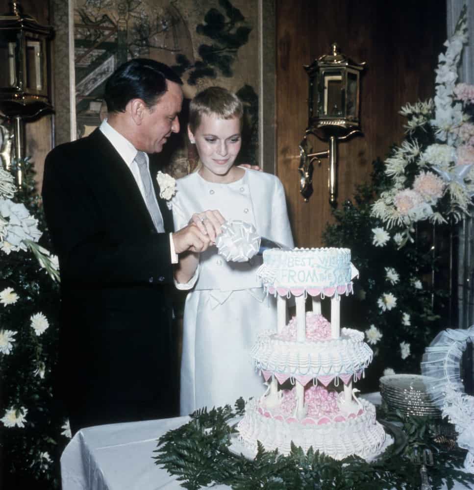 <p>Der 50-jährige Sinatra und die 21-jährige Farrow schneiden am 19. Juli in Las Vegas ihre Hochzeitstorte an.</p>