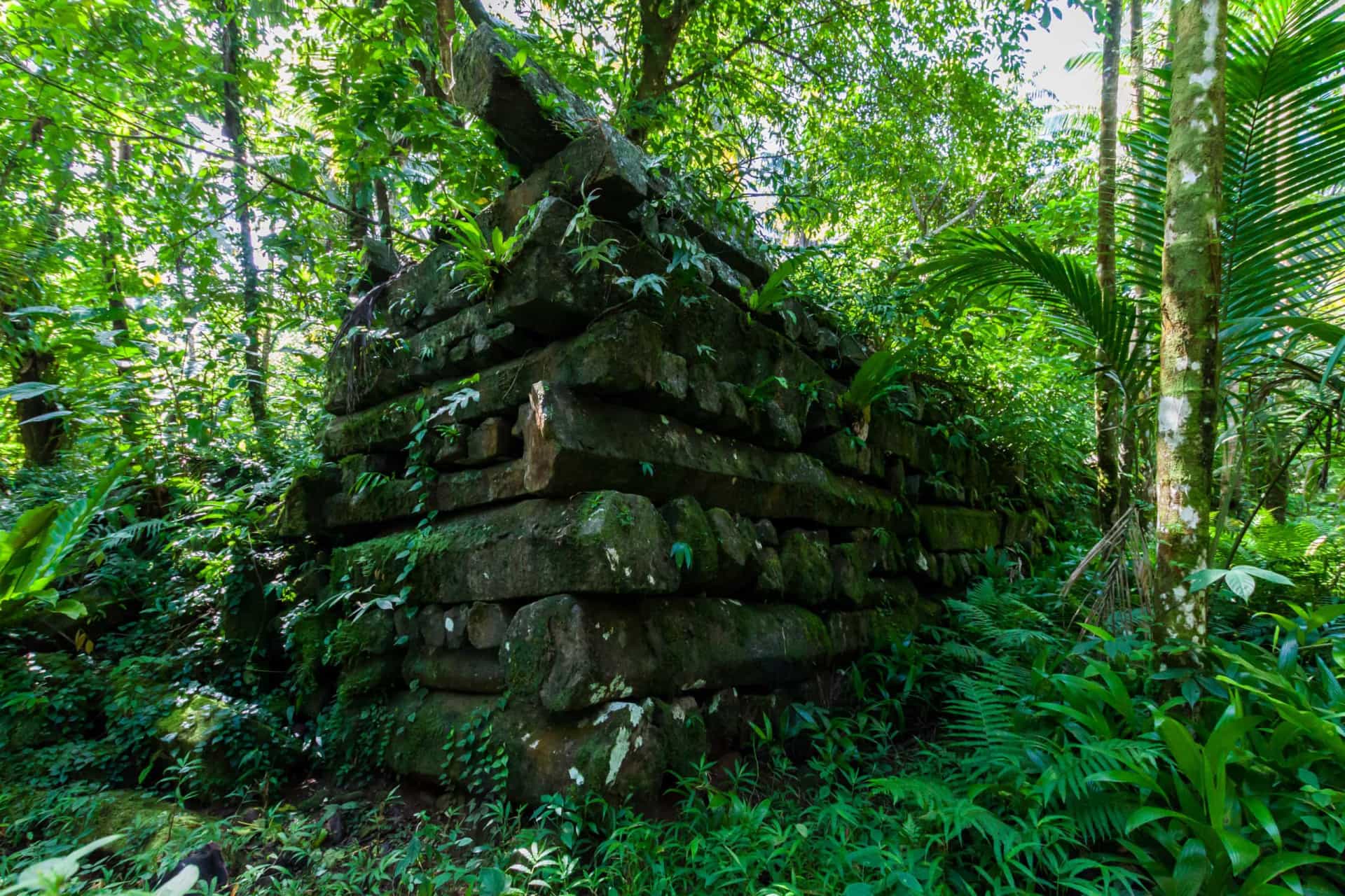 Slide 7 de 31: A datação de carbono indica que algumas das estruturas têm cerca de 900 anos, mas as próprias ilhotas são ainda mais antigas. Elas existem desde os séculos 8 e 9 d.C.