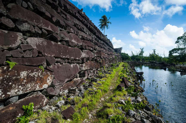 Slide 9 de 31: Dizem que as pedras de basalto vieram do lado oposto de Pohnpei, de uma área onde o magma endureceu devido a ventilação de um vulcão ativo.