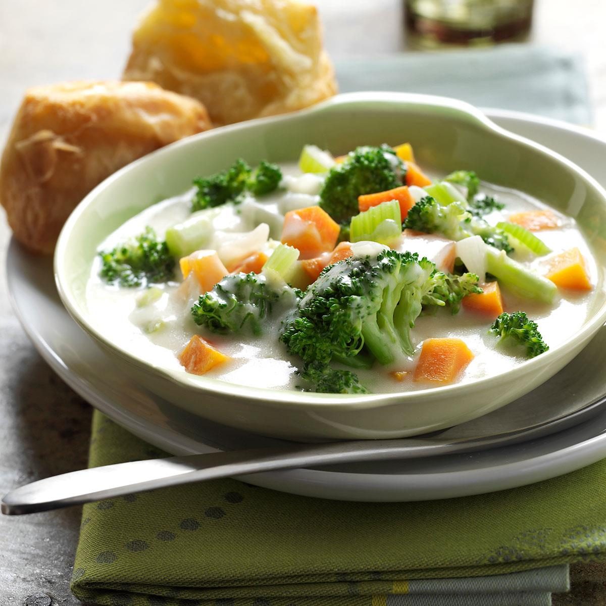 Суп с курицей и овощами. Суп из брокколи с курицей. Овощной суп с брокколи. Овощной супчик с брокколи. Суп брокколи с овощами.