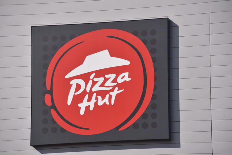 Here Are Pizza Hut's Christmas Hours Before You Order Delivery