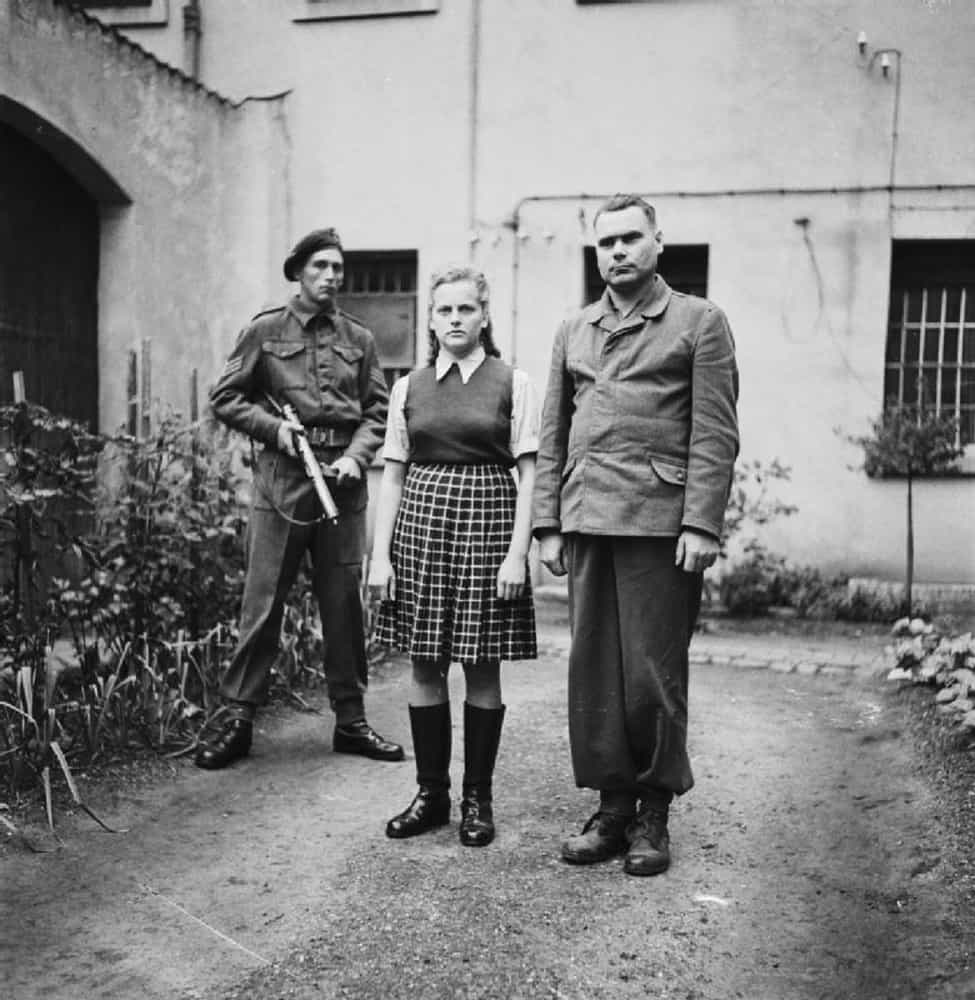 Irma Grese (no centro da foto) foi uma guarda da SS nos campos de concentração de Ravensbrück e Auschwitz. Ela estava no controle de aproximadamente 30.000 prisioneiros, os quais ela torturou física e psicologicamente. Grese usava botas e sempre tinha uma pistola e um chicote com ela. Ela foi enforcada por seus crimes pelos Aliados com apenas 22 anos.