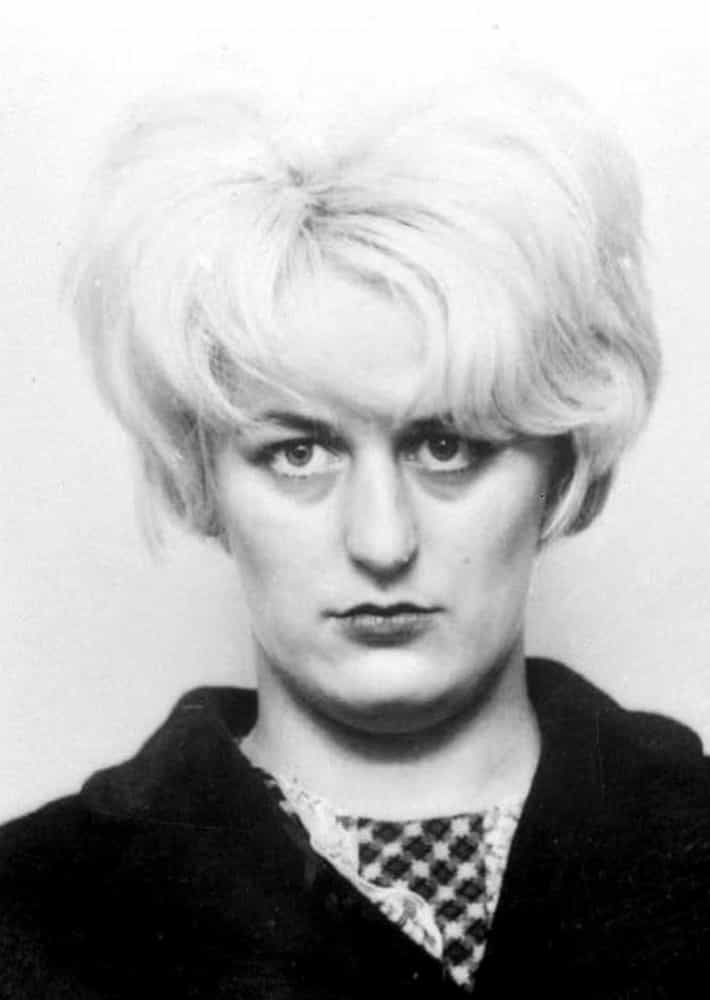 Hindley, acompanhada de seu namorado Ian Brady, matou cinco crianças entre 10 e 17 anos na Inglaterra na década de 1960. Ela foi condenada a duas sentenças de prisão perpétua e morreu aos 60 anos em 2002.