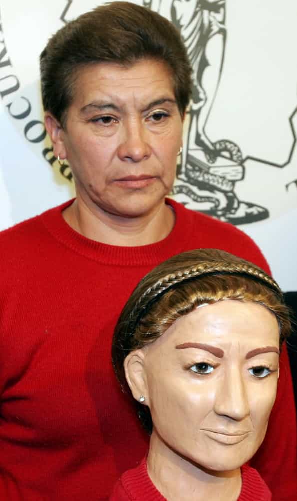 Nascida em 1957, Barraza foi uma lutadora profissional e uma das assassinas mais famosas do México. Ela matou entre 42 e 48 idosas, foi presa em 2006 e condenada a 759 anos de prisão.