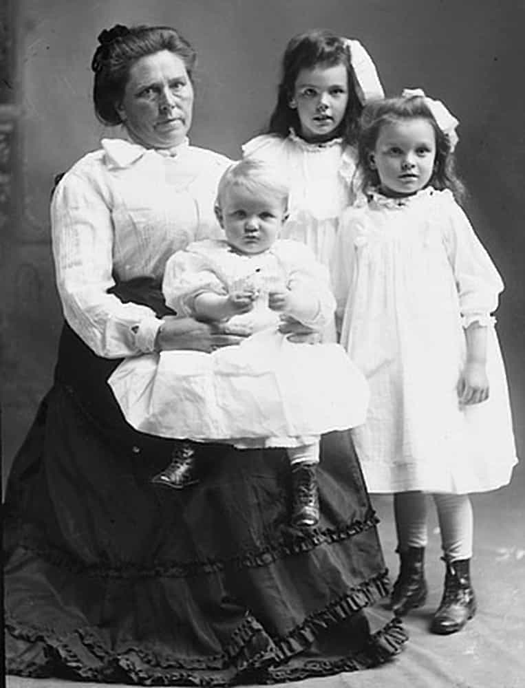 Também conhecida como Viúva Negra, Belle Gunness nasceu em 1859 na Noruega. Depois de emigrar para os EUA, ela matou dois maridos e todos os seus filhos. Acredita-se que ela tenha matado mais de 40 pessoas no total.
