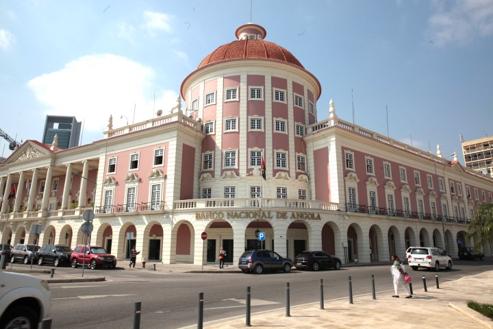 Angola com superavit de 1,9 mil milhões de euros na conta de bens - banco central