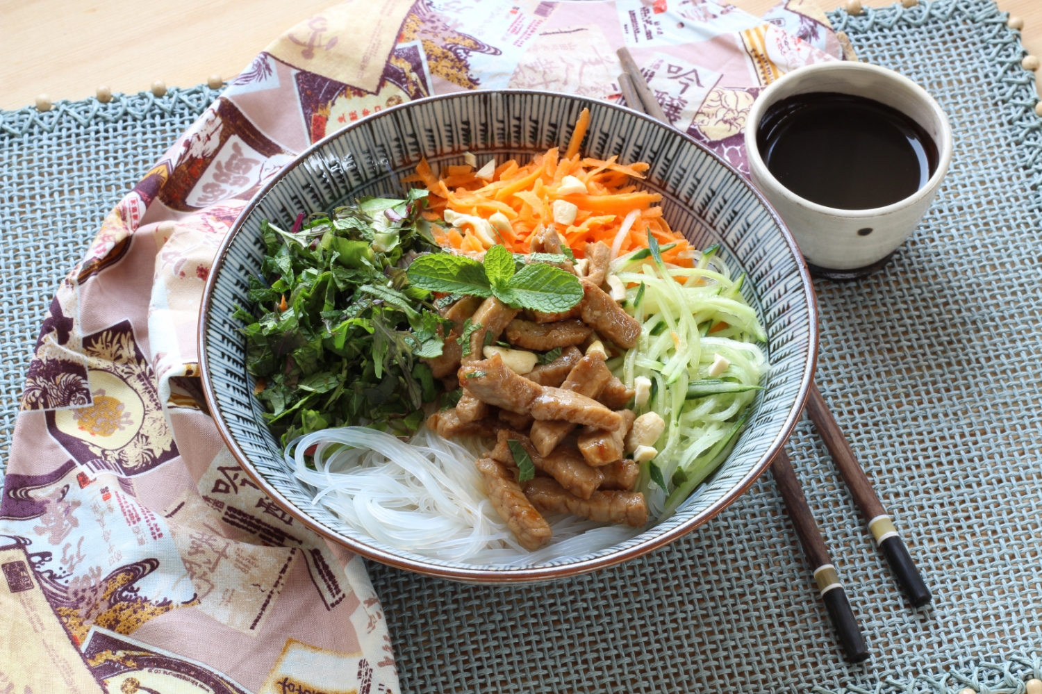 Slide 16 de 30: Se você ainda não experimentou o pão de Bo bun, é hora de fazê-lo. Neste link você encontrará o passo a passo da receita deste prato saboroso e fresco.  Bo bun com magret de canard e legumes frescos Bo Bun, o prato vietnamita que conquistou o coração (e o paladar) de todos! Bo Bun tradicional de filé com Nems 