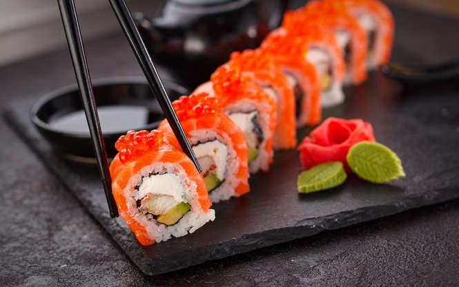 Slide 17 de 30: Para fazer sushi você não precisa de muito: arroz japonês, vinagre de arroz, uma esteira e algas marinhas. Pode usar cream cheese, abacate, surimi, camarão, peixe, polvo, salmão defumado ... são muitas as possibilidades! Receitas de Sushi