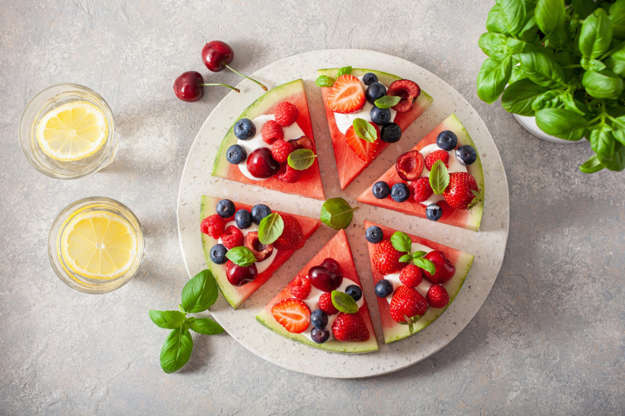 Slide 24 de 30: Uma forma original e divertida de comer mais frutas. Enfeite esta "pizza" de melancia com chantilly e frutas frescas da estação como morangos, mirtilos ou cerejas.