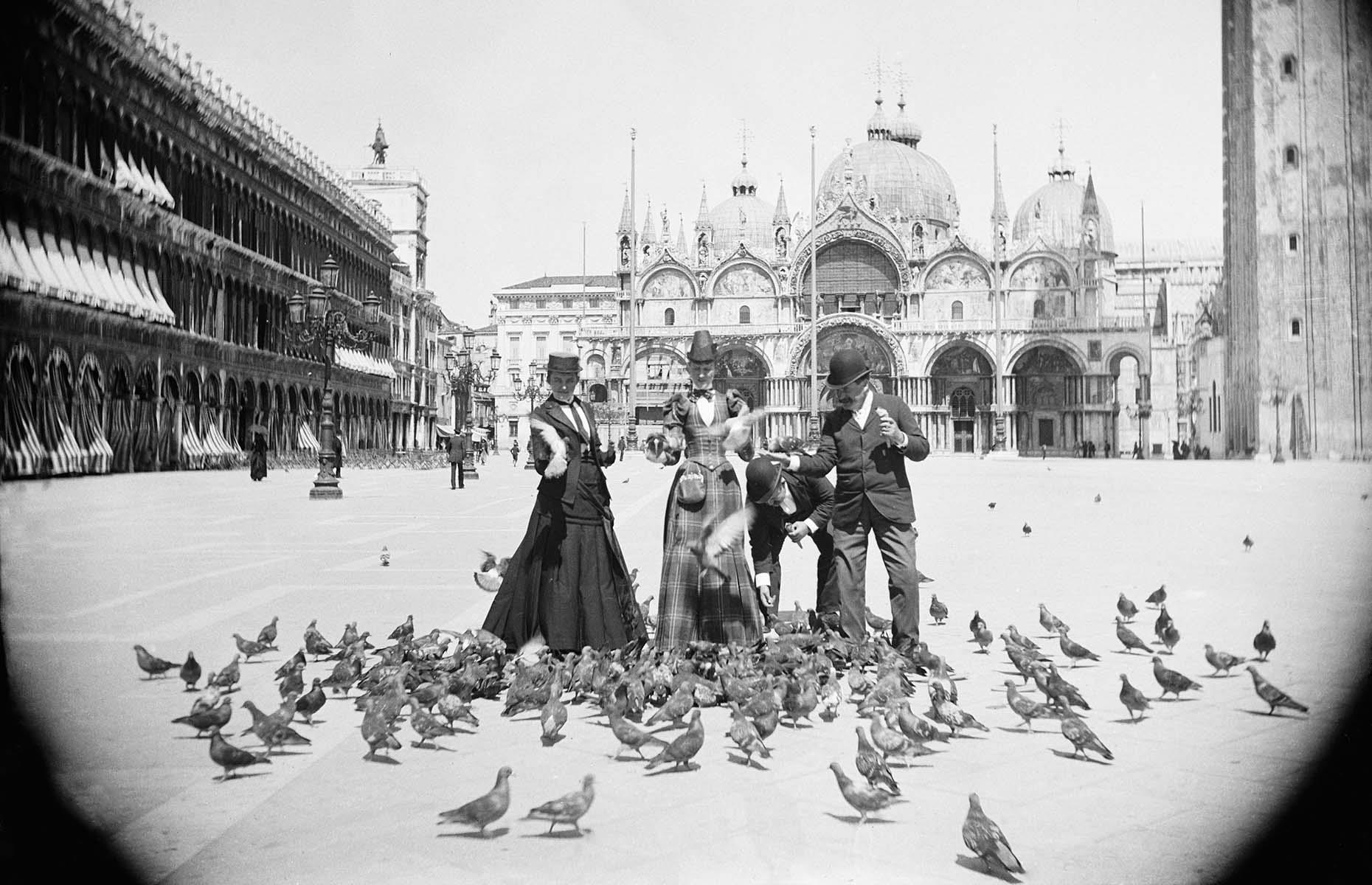 As travel became more popular towards the end of the 19th century, only the very upper echelons of society could afford to do so abroad and when they did, it was normally a multi-destination tour, spanning weeks if not months. Italy was one of the first destinations to charm, from its seaside retreats to beguiling cities. This charming snap captures wealthy travelers feeding pigeons in Piazza San Marco in Venice in 1894.