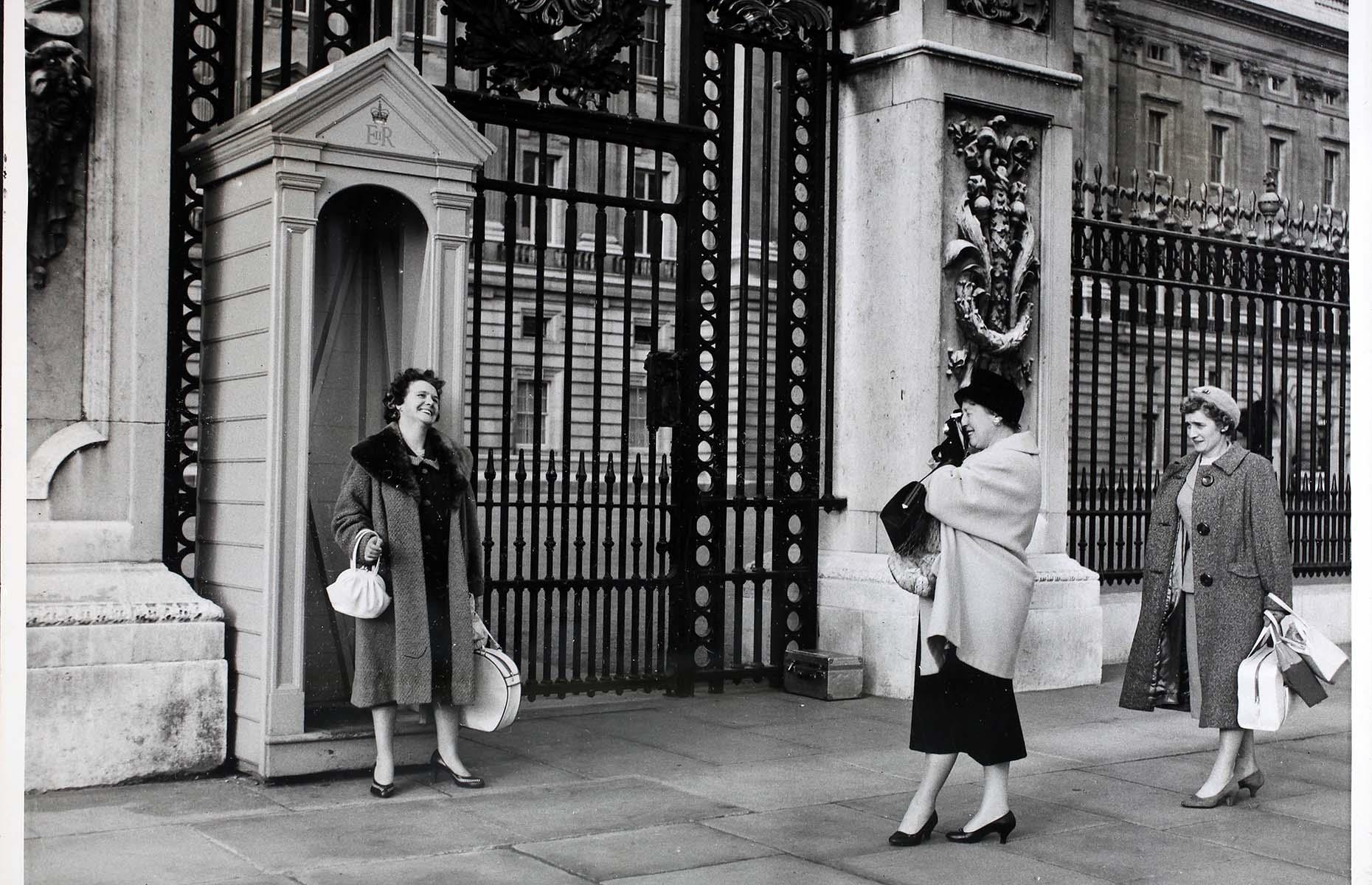 Buckingham Palace has been a highlight for tourists visiting the capital ever since it became an official residence of the monarch in 1837. These visiting ladies have managed to capture a historic snap – the last day when the sentry (palace guard) boxes were placed outside the gates. From this day in 1959, the sentry boxes have been set against the palace walls and the changing of those on sentry duty has taken place behind the railings, leaving tourists peering through to catch the tradition.