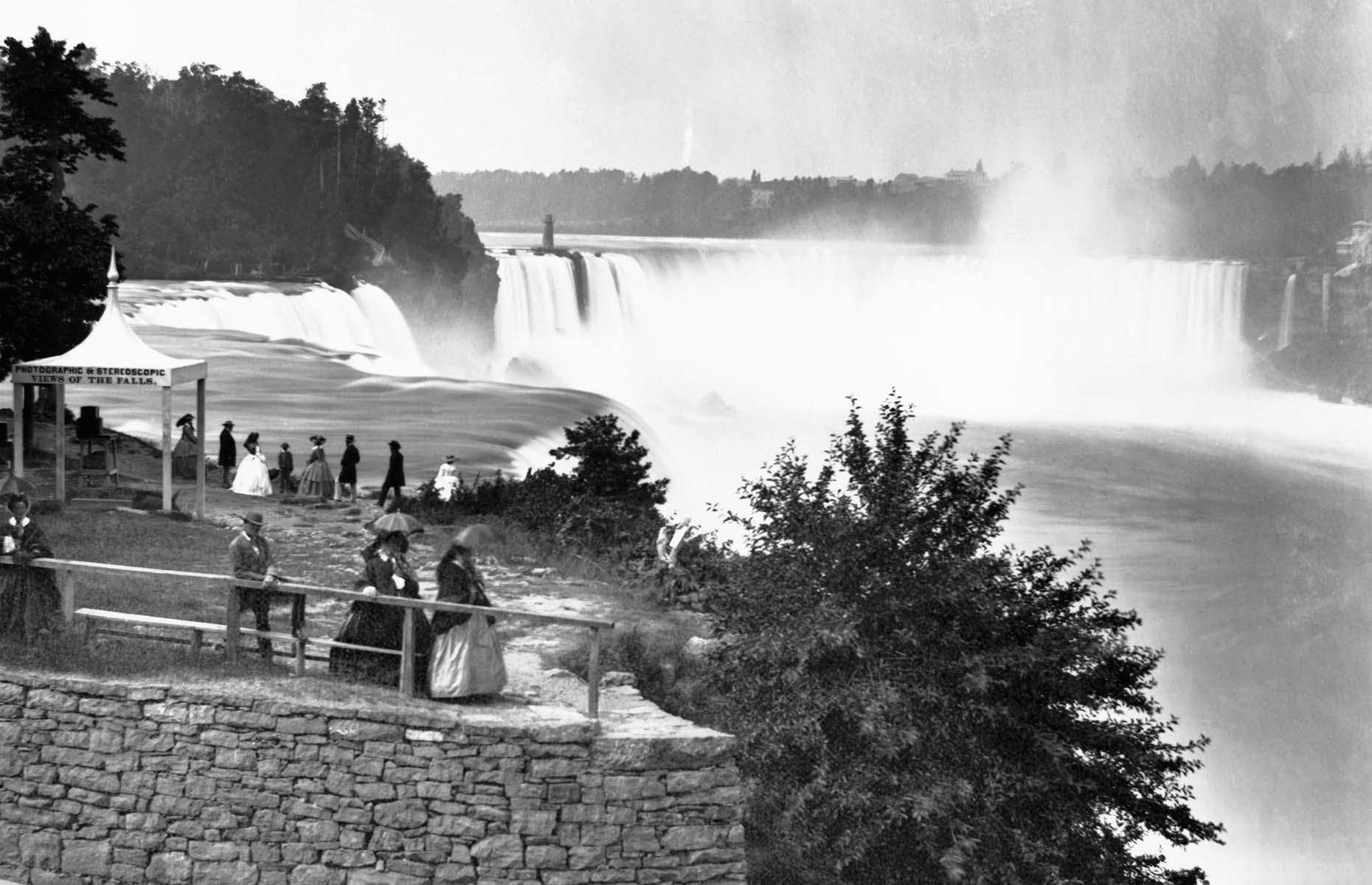 Ocean liners were also ferrying travelers from Europe to the US, with plenty of wealthy Europeans keen to experience the wonders of the New World. Many vacationed in New York City before venturing further, to see natural marvels like Niagara Falls on the border with Ontario, Canada. Here, Victorian-era tourists view the tumbling white waters from a nearby observation point in 1859.