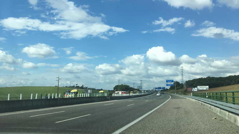 A Autoestrada 6 (A6) foi hoje reaberta ao trânsito, depois de um despiste de um camião entre Estremoz e Borba (Évora), que causou dois feridos ligeiros, disse à Lusa uma fonte da GNR.