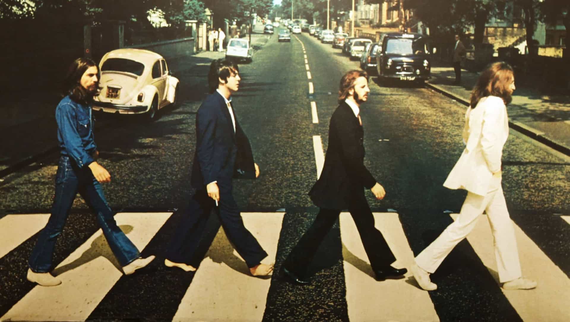 <p>Der berühmte Song "Yesterday" der Beatles wurde komplett von John Lennon geschrieben, aber aufgrund einer Vereinbarung, die er und Paul McCartney getroffen haben, um die Anerkennung für alle ihre Songs 50/50 zu teilen, werden sie beide als Autoren genannt.</p>