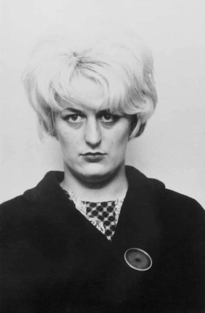 21 de 29 Fotos na Galeria: Myra Hindley ficou famosa por ter sido a primeira assassina em série condenada na Grã-Bretanha. Esta foto usada na busca dela pelas autoridades tornou-se icônica.