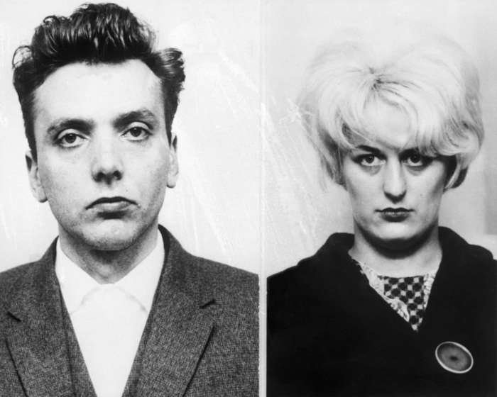 20 de 29 Fotos na Galeria: Myra Hindley e Ian Brady foram responsáveis pelo sequestro, tortura, agressão  s e x u a l  e assassinato de três menores. Eles enterraram os corpos de suas vítimas num lugar deserto, chamado Saddleworth Moors na Inglaterra. Foi assim que eles ganharam esse nome.