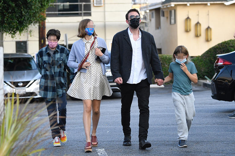 Ben Affleck heads to dinner with his three kids in Brentwood, California. He held hands with Samuel as they walked besides Violet and Seraphina in the parking lot.