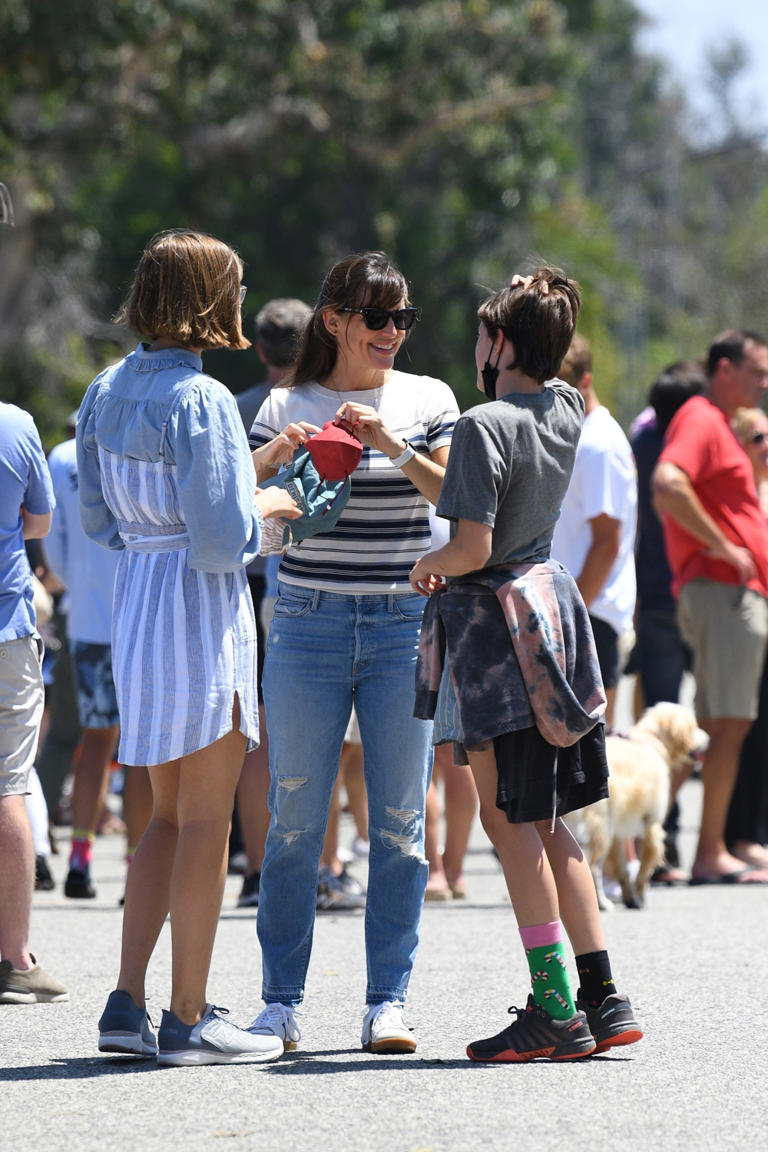 Jennifer Garner and her daughter Violet pick up her daughter Seraphina from summer camp. They looked happy to be together.