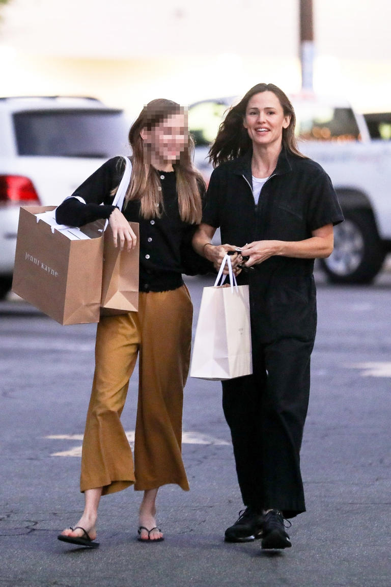 Jennifer Garner and her mini-me daughter Violet get in some Sunday evening shopping at Brentwood Country Mart. The two are all smiles and seemed very happy with their purchases.
