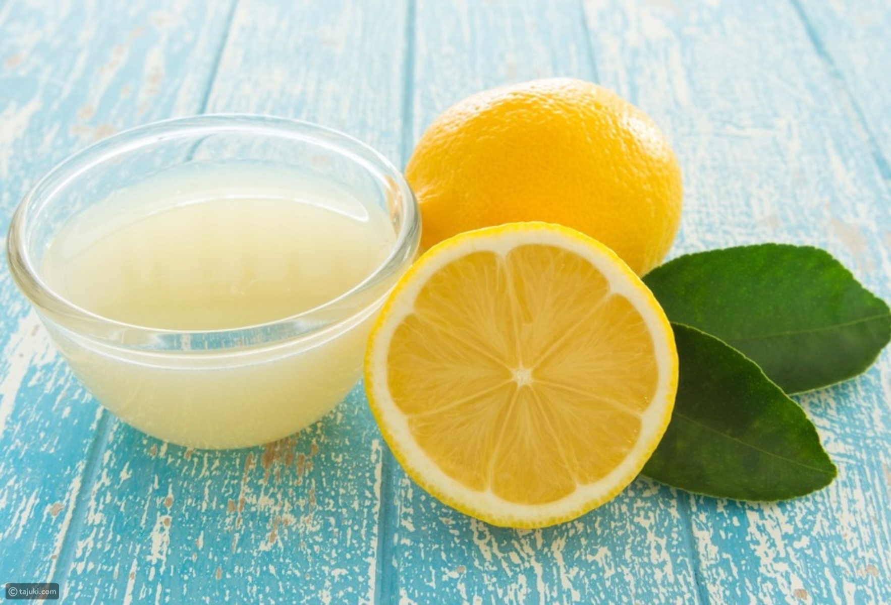 Сок лимона вода корица сода. Лимонный сок. Лимон. Свежевыжатый лимонный сок. Лимон и лимонный сок.