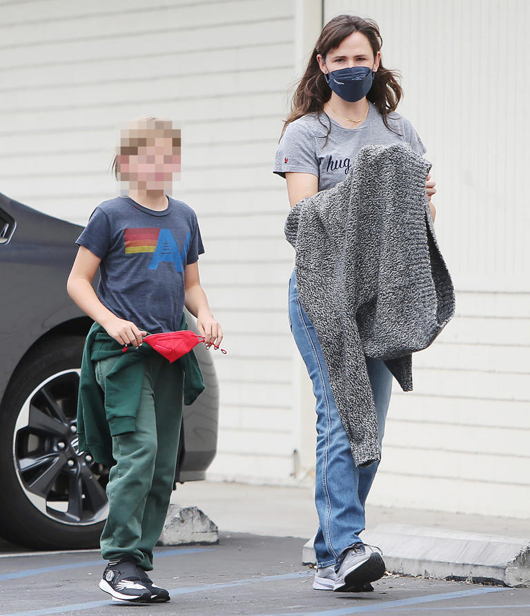 Jennifer Garner was spotted giving her son Samuel a lift to an ice skating rink in September 2021. She rocked a gray t-shirt and jeans for the outting. 