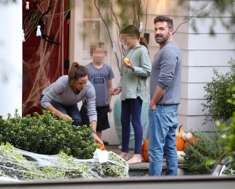 Ben Affleck stops by Jennifer Garners home to carve pumpkins with her and their kids, Seraphina and Samuel. The foursome got into the Halloween spirit while taking on the creative task outside.