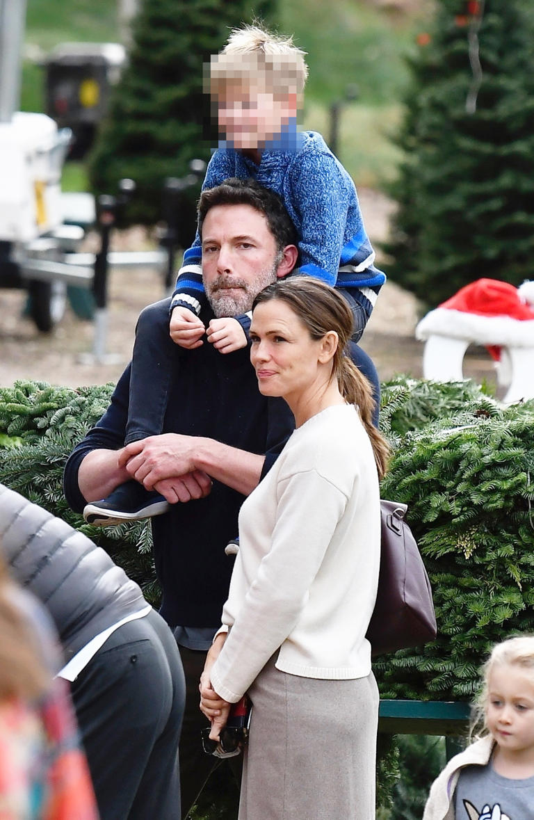 Ben Affleck gives his son Samuel a boost as they check out Christmas trees! Ben’s ex-wife, Jennifer Garner, and their two other kids Violet and Seraphina also tag along for the Christmas tree shopping trip in Los Angeles on Dec. 1, 2019. 