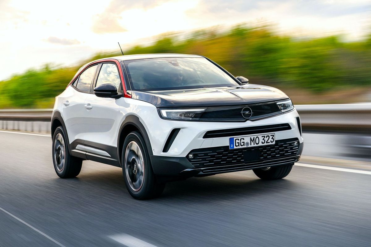 Diapositiva 2 de 16: Los cuatro cilindros de su motor diésel de 1.5 litros producen 110 caballos de potencia y un par máximo de 250 Nm, con una caja de cambios manual de seis velocidades que envía toda la energía al tren delantero. Una mecánica eficiente gracias a la cual el Opel Mokka homologa un gasto combinado de combustible 4,4 litros cada 100 kilómetros y sus emisiones de CO2 se detienen en los 116 gr/km.