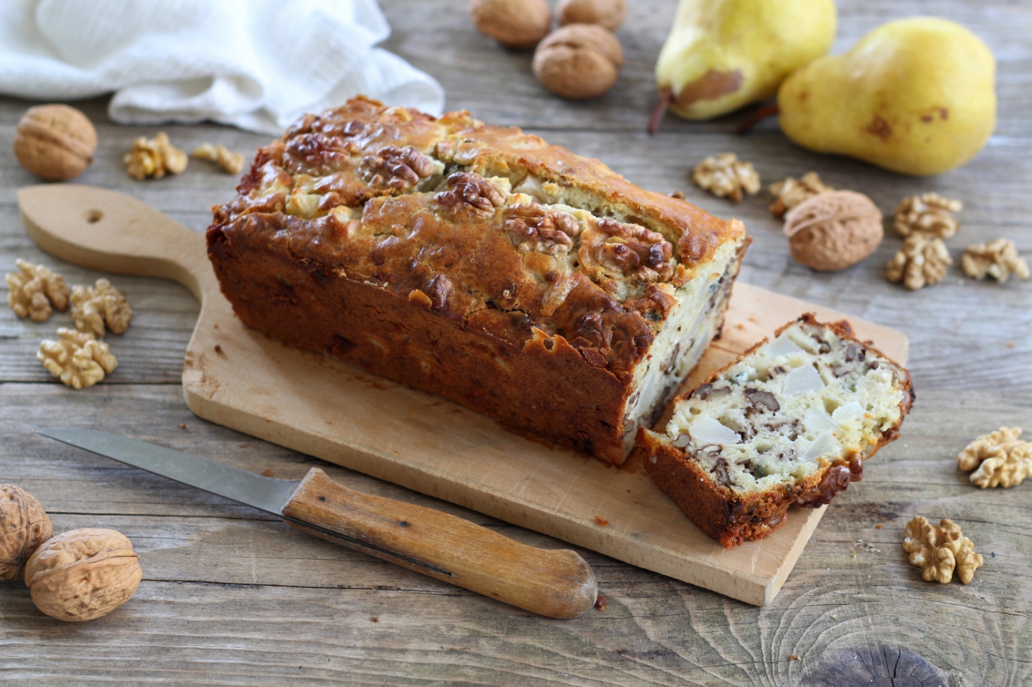 Für einen köstlichen Brunch: süßer &amp; herzhafter Nusskuchen mit Birne ...