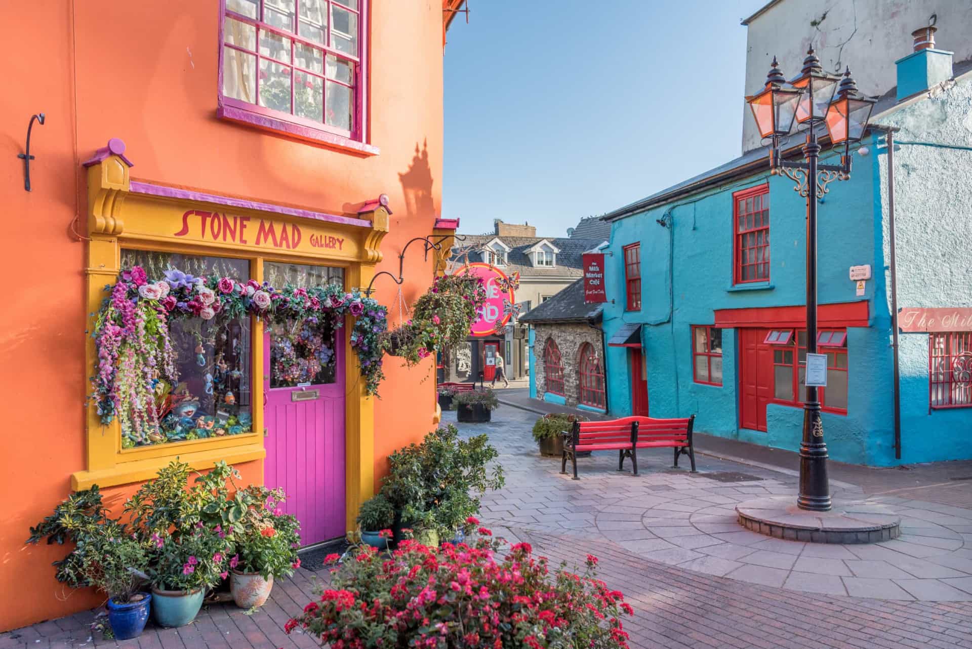 <p>Located at the start of the Wild Atlantic Way, a 2,500-km (1,533 mi) scenic tourist on the west coast, and on parts of the north and south coasts, Kinsale is known for its historic and brightly-colored streetscape. Notable buildings include the early 16th-century Desmond Castle and Markey House, completed in 1600.</p>