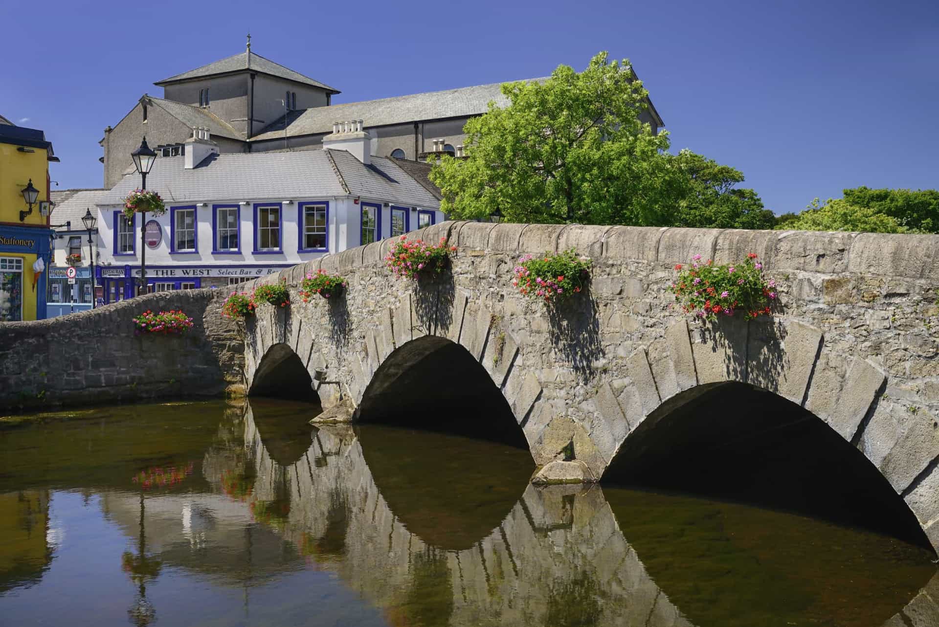 <p>The Carrowbeg river flows through Westport, a handsome town laid out in the Georgian architectural style. A tree-lined promenade known as the Mall runs along the river, which is spanned by several stone bridges.</p>