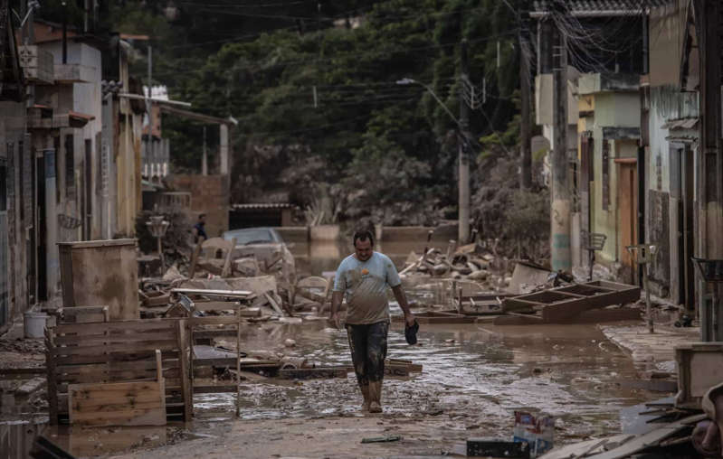 Heavy rainfall in recent years has left hundreds dead or unaccounted for in some of the worst flooding in decades.Now, torrential rains in Brazil's most populous state of São Paulo have caused deadly landslides and flooding,  claiming the lives of at least 19 people,  including seven children, public safety officials reported on January 30, as per Reuters. According to state authorities, nine others were injured, four were missing, and some 500 families were left homeless.  The high waters also forced some 500,000 families from their homes across the state, the hardest hit municipalities being Aruja, Francisco Morato, Embu das Artes and Franco da Rocha. Governor João Doria has authorized 15 million reais (US$2.79 million) of emergency aid for the affected cities.Since December 2021, heavy rains have triggered deadly floods across northeast Brazil, threatening to delay harvests and briefly forcing the suspension of mining operations.Sadly, these extreme weather events are becoming more frequent with climate change—though the phenomena is nothing new. History has recorded some truly terrifying floods, natural disasters that have killed thousands and destroyed homes and livelihoods. Click through and be reminded of some of the worst floods on record.