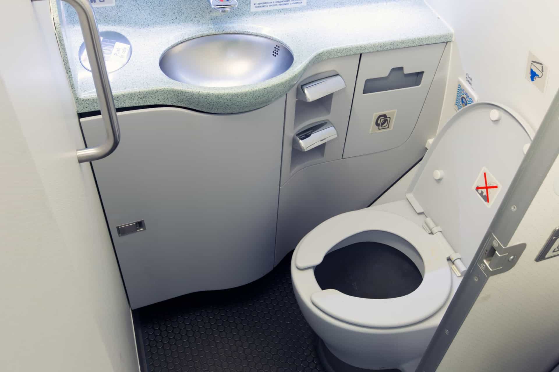 Взламка туалет. Туалет в самолете Боинг 777. A350neo Lavatory. Аэробус а320 туалет. Туалет в самолете Боинг 737.