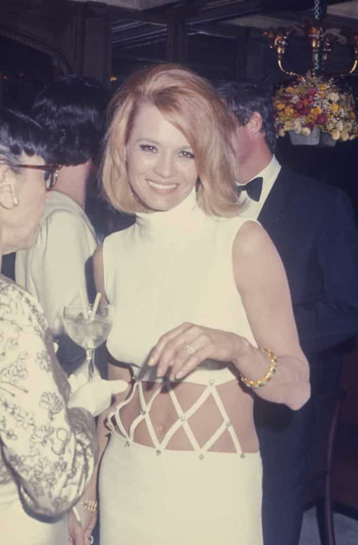 11 de 31 Fotos na Galeria: A icônica Angie Dickinson teve uma carreira de sucesso de seis décadas, aparecendo em mais de 50 filmes. Alguns de seus maiores filmes dos anos 70 incluíram 'Os Gangsters não Esquecem' (1972) e&nbsp; 'A&nbsp; M u l h e r&nbsp; da Metralhadora' (1974).