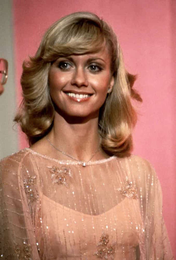 9 de 31 Fotos na Galeria: A quatro vezes vencedora do Grammy é mais conhecida por seu papel icônico como Sandy em 'Grease — Nos Tempos da Brilhantina' (1978). A trilha sonora do filme é um dos álbuns mais vendidos do mundo e apresenta sucessos como 'You're the One That I Want' e 'Summer Nights'.